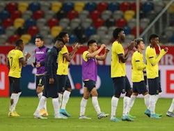 Ecuador players applaud fans after the match on September 2022