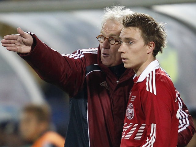 Denmark's coach Morten Olsen instructs Christian Eriksen (R) before he went in to substitute Thomas Kahlenberg during their 2010 World Cup Group E soccer match against Japan at Royal Bafokeng stadium in Rustenburg June 24, 2010