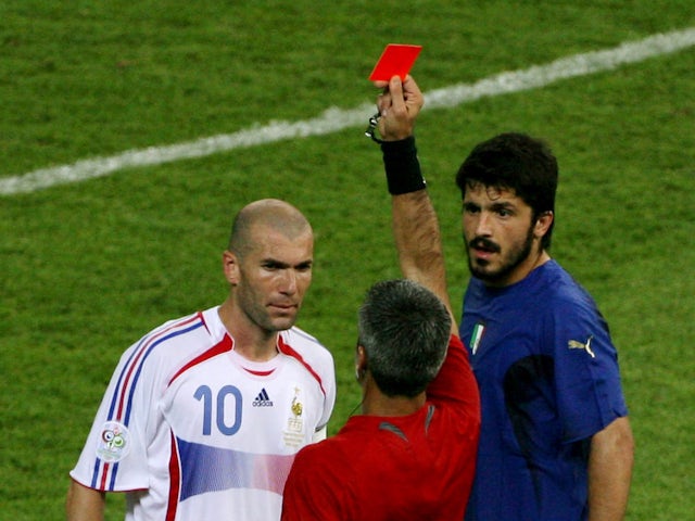 L'arbitre argentin Horacio Elizondo (C) montre au Français Zinedine Zidane (L) un carton rouge à côté de l'Italien Gennaro Gattuso lors de leur match de football final de la Coupe du monde 2006 à Berlin le 9 juillet 2006