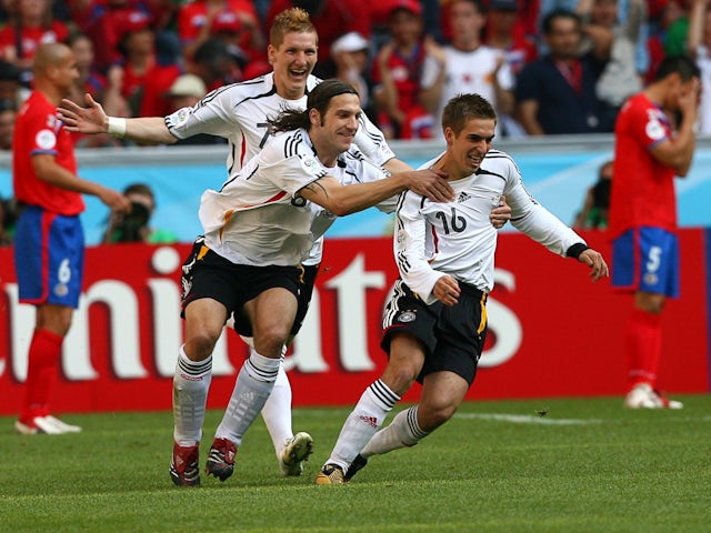 Филипп Лам из Германии (справа) празднует свой гол в ворота Коста-Рики с товарищами по команде Торстеном Фрингсом (в центре) и Бастианом Швайнштайгером во время матча группы А чемпионата мира 2006 года в Мюнхене, 9 июня 2006 года.