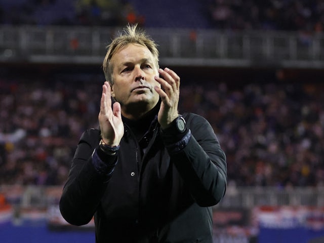 L'entraîneur du Danemark Kasper Hjolmand applaudit les supporters après un match en septembre 2022