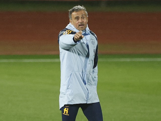 Spain coach Luis Enrique during training on November 14, 2022