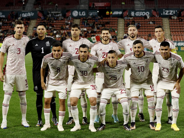 Piłkarze Meksyku robią zdjęcie grupowe drużyny przed meczem 9 listopada 2022 r