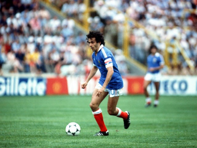 Michel Platini juega para Francia en la Copa del Mundo de 1982