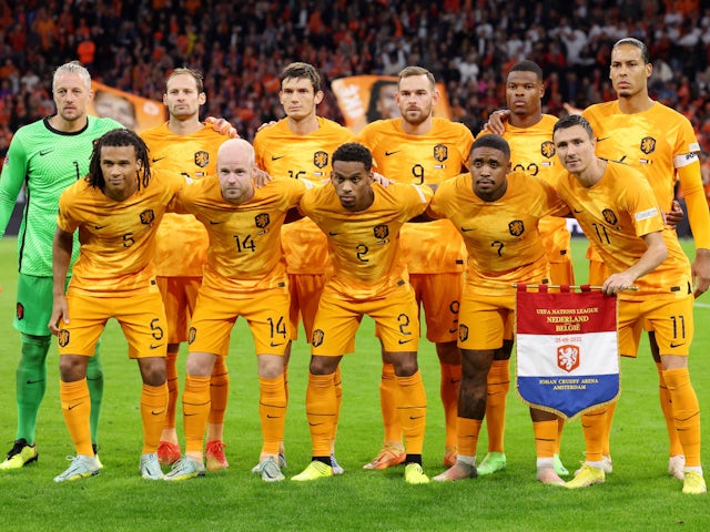 Nederlandse spelers poseren voor een groepsfoto voor de wedstrijd in september 2022