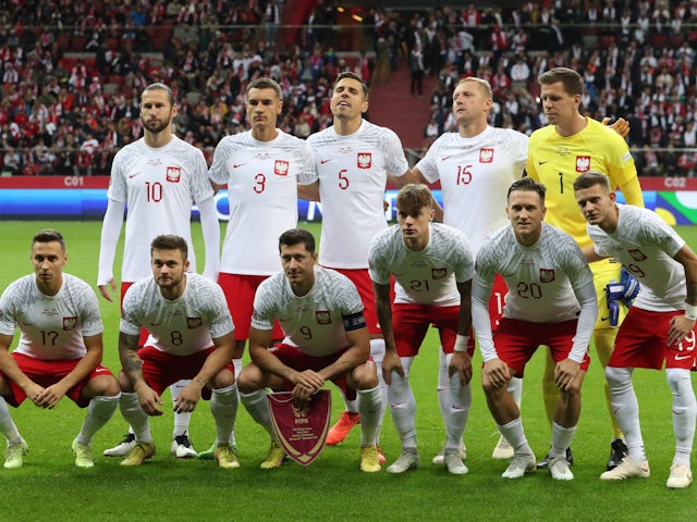 Piłkarze Polski pozują do zdjęcia grupowego przed meczem we wrześniu 2022 roku