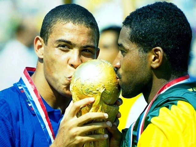 Ronaldo kisses the World Cup trophy in 1994