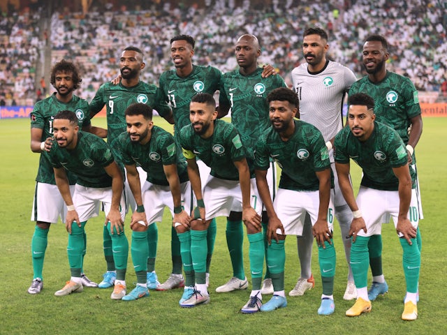Zawodnicy reprezentacji Arabii Saudyjskiej pozują do zdjęcia grupowego z drużyną przed meczem w marcu 2022 roku