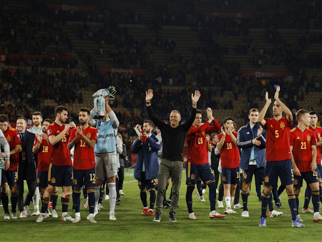 El seleccionador de España Luis Enrique celebró con sus jugadores la clasificación de España al Mundial de Qatar 2022 en noviembre de 2021
