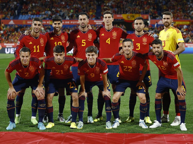 Los jugadores de España posan para una foto de grupo antes del partido en septiembre de 2022