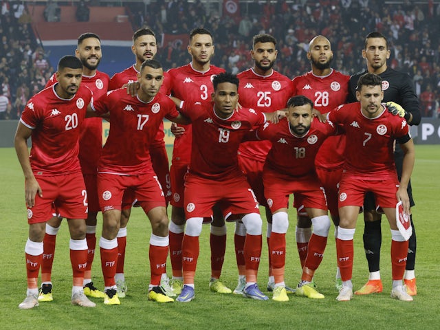 Les joueurs tunisiens posent pour une photo de groupe de l'équipe avant le match de septembre 2022
