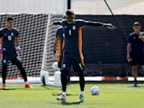 Iran goalkeeper Alireza Beiranvand trains with a mask on November 25, 2022