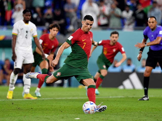 Cristiano Ronaldo střílí pokutový kop pro Portugalsko proti Ghaně na mistrovství světa 24. listopadu 2022