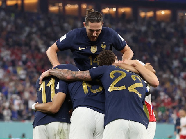 Piłkarze Francji świętują gola Kyliana Mbappe przeciwko Danii, 26 listopada 2022 r