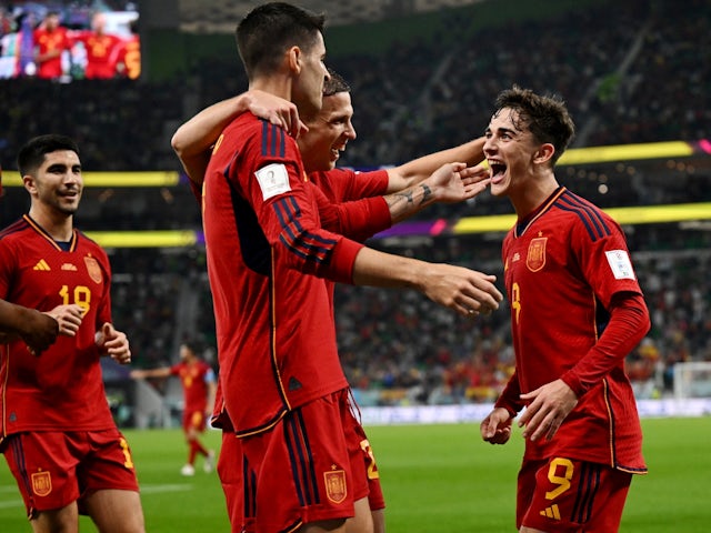 El español Gavi celebra su quinto gol con Dani Olmo y Álvaro Morata el 23 de noviembre de 2022