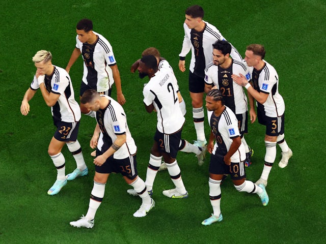ドイツ選手たちが2022年11月23日ワールドカップ日本との試合でイルカイ・ギョンドガンのゴールを祝っている