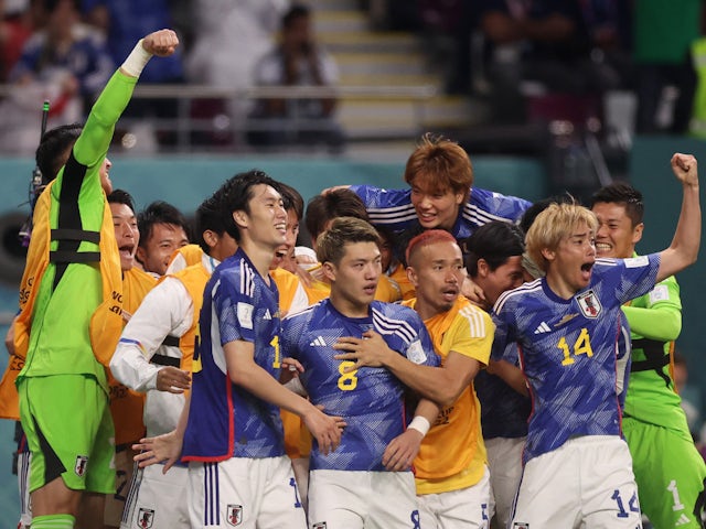 Ritsu Doan de Japón celebra marcar goles contra Alemania en la Copa del Mundo el 23 de noviembre de 2022