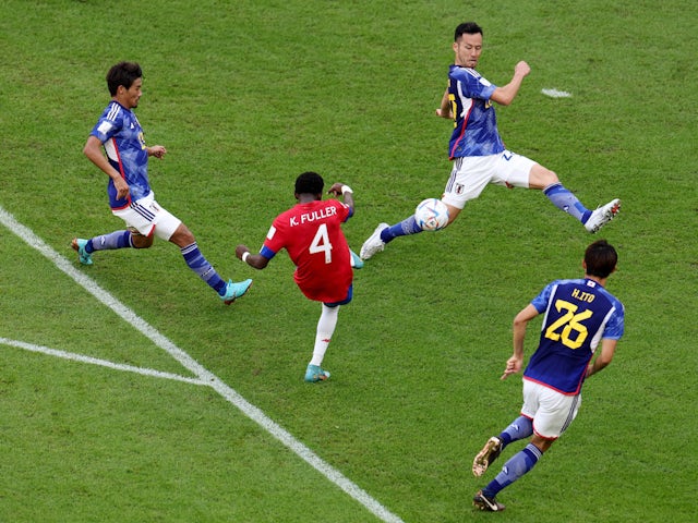 El jugador costarricense Kesher Fuller marca contra Japón en la Copa del Mundo el 27 de noviembre de 2022