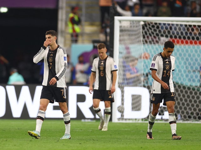 Los alemanes Kai Havertz, Joshua Kimmich y Jamal Musiala parecen decepcionados después de marcar el primer gol de Japón el 23 de noviembre de 2022.