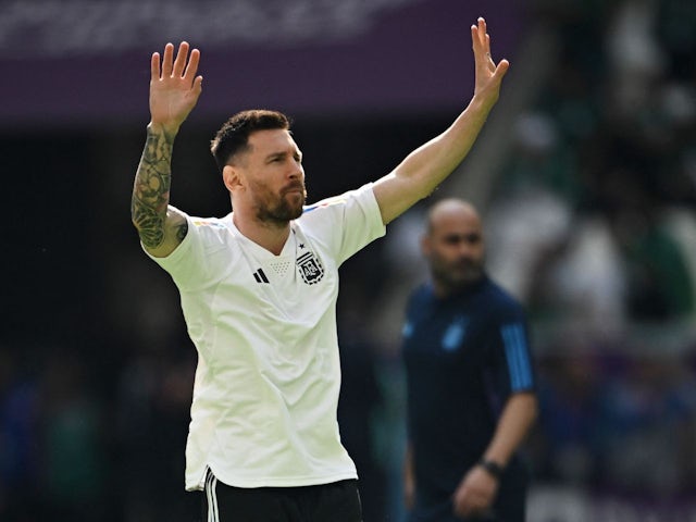 Lionel Messi warms up for Argentina on November 22, 2022