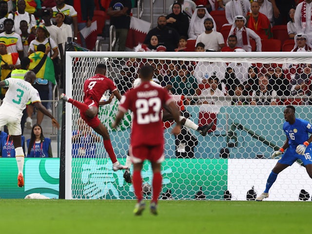 L'attaquant du Qatar Mohamed Muntari marque contre le Sénégal en Coupe du monde le 25 novembre 2022.