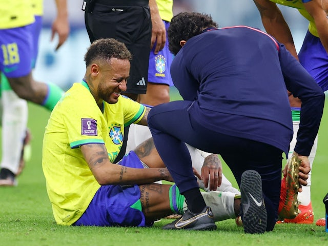 Neymar du Brésil reçoit des soins médicaux après avoir été blessé le 24 novembre 2022