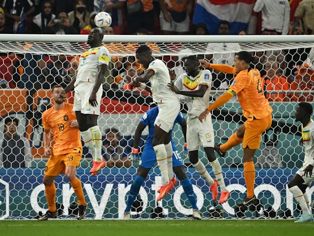 Senegal and Netherlands competing at a set piece in their World Cup fixture on November 21, 2022.
