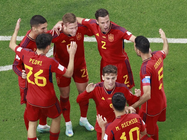 Dani Olmo de España celebra marcar un gol contra Costa Rica en la Copa Mundial de la FIFA 2022 el 23 de noviembre de 2022.