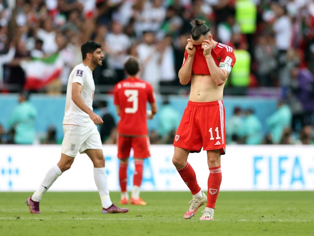 Gareth Bale uit Wales ziet er bedroefd uit na de nederlaag tegen Iran op 25 november 2022