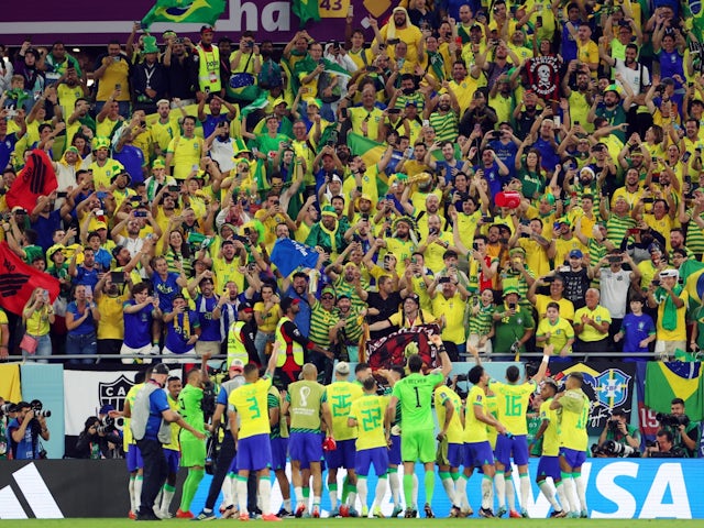 Los fanáticos de Brasil celebran después del partido el 28 de noviembre de 2022
