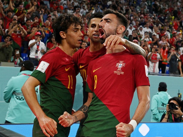 El portugués Joao Felix celebra marcar su segundo gol con sus compañeros Joao Cancelo y Bruno Fernandes el 23 de noviembre de 2022