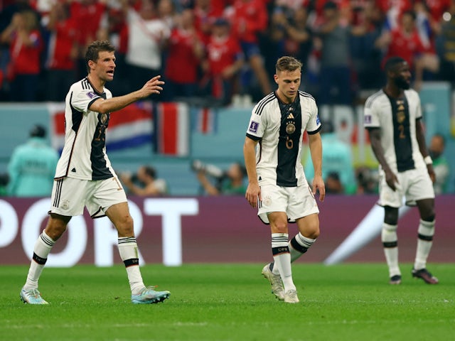 Niemieccy gracze wyglądają na przygnębionych w meczu z Kostaryką rozegranym 1 grudnia 2022 r