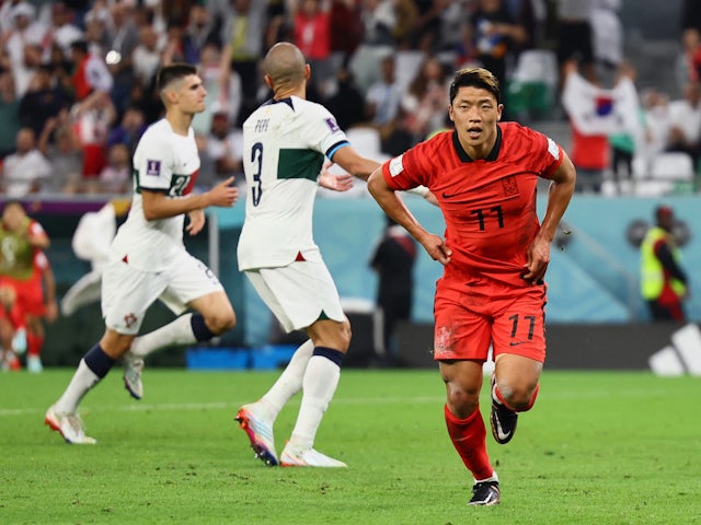 A sul-coreana Hwang Hee-chan comemora os gols marcados contra Portugal na Copa do Mundo em 2 de dezembro de 2022