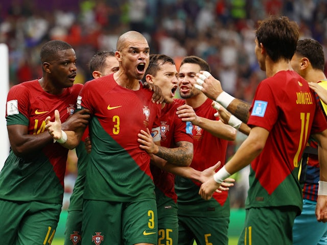 Pepe, de Portugal, comemora seu segundo gol com seus companheiros em 6 de dezembro de 2022