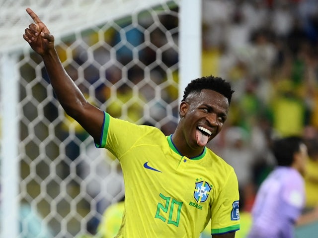 El brasileño Vinicius Junior celebra su cuarto gol el 5 de diciembre de 2022