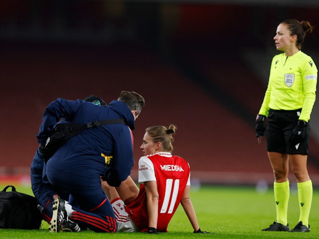 Vivianne Miedema goes down injured for Arsenal on December 15, 2022