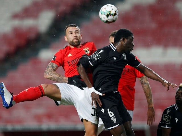 Nicolás Otamendi del Benfica en acción con Abdul Mumin del Vitoria Guimaraes 