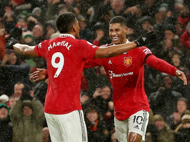 Le duo de Manchester United Marcus Rashford et Anthony Martial célèbrent un but contre Nottingham Forest le 27 décembre 2022