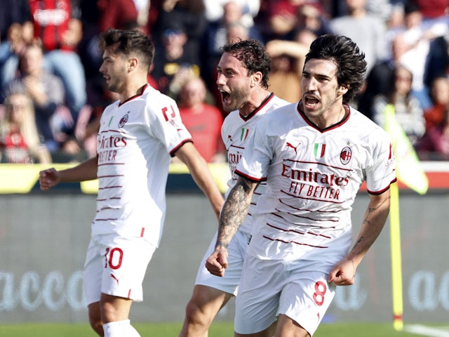 Sandro Tonali del AC Milan celebra marcar su segundo gol con David Calabria y Brahim Diaz el 4 de enero de 2023