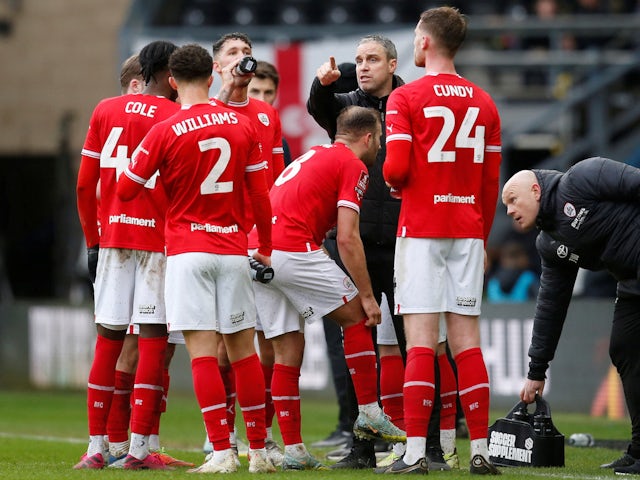 Barnsley players group around manager Michael Duff on January 8, 2023