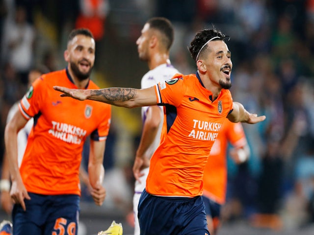 Başakşehir İstanbul oyuncusu Serdar Gürler, 15 Eylül 2022'de ilk golünü atmayı kutluyor