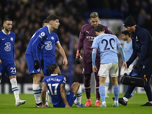 Raheem Sterling del Chelsea cae mientras Kai Havertz, Hakim Ziyech, Bernardo Silva y Ederson del Manchester City miran el 5 de enero de 2023