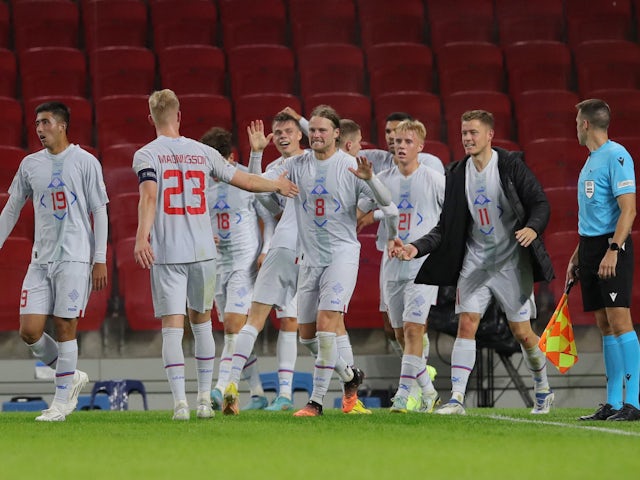 Islandčan Birkir Bjarnason a jeho spoluhráči oslavujú po zápase 27. septembra 2022