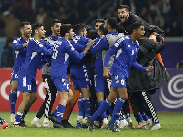 لاعب الكويت أحمد الطفيري يحتفل بتسجيل الهدف الأول مع زملائه والجهاز الفني في 10 يناير 2023