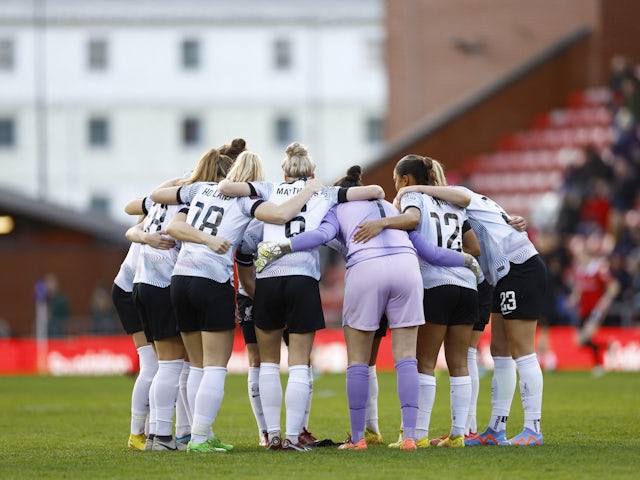 Liverpool Women players huddle before the match on January 15, 2023