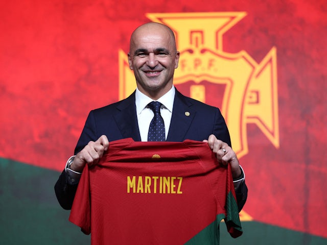 New Portugal coach Roberto Martinez poses with a shirt during the presentation on January 9, 2023