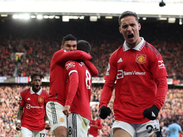 Manchester United players celebrate Bruno Fernandes's goal against Manchester City on January 14, 2023