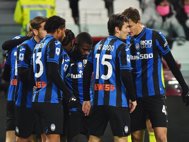 Atalanta's Ademola Lookman celebrates scoring their first goal with teammates on January 22, 2023