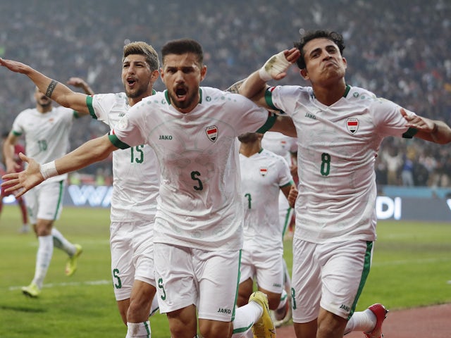 Ibrahim Bayesh dari Irak merayakan gol pertamanya bersama Ali Fayez dan Dargham Ismail, 16 Januari 2023