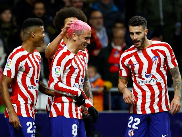 Antoine Griezmann del Atlético de Madrid celebra marcar su segundo gol con Reynildo Mandava, Axel Vitsel y Mario Hermoso el 21 de enero de 2023